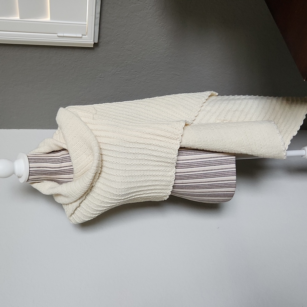 Handmade knitted schal cream crochet